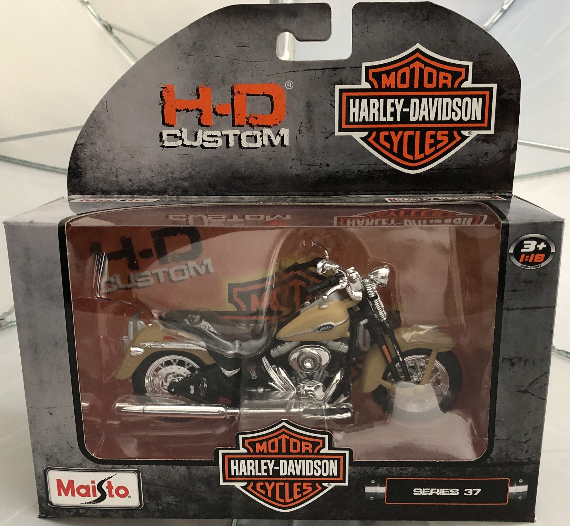  Maisto - Harley-Davidson Motorcycles Series 37-1/18 scale 2005 FLSTCI