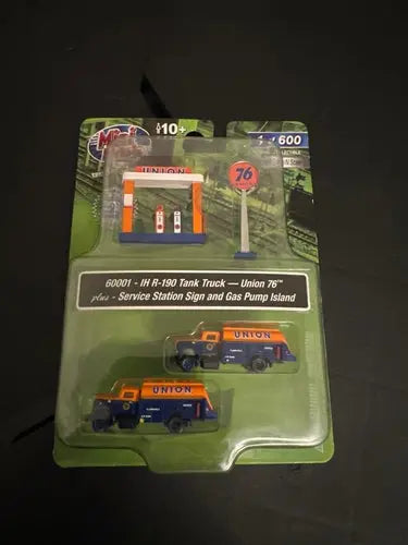 CMW- IH R-190 Tank Truck (2-Pack) w/Station Sign & Gas Pump Island (Union 76) 1:160 - DiecastModeler.com