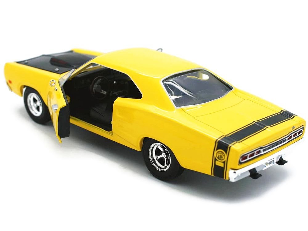 1969 Dodge Coronet Super Bee Yellow 1/24 Diecast Car Model by Motormax view 4