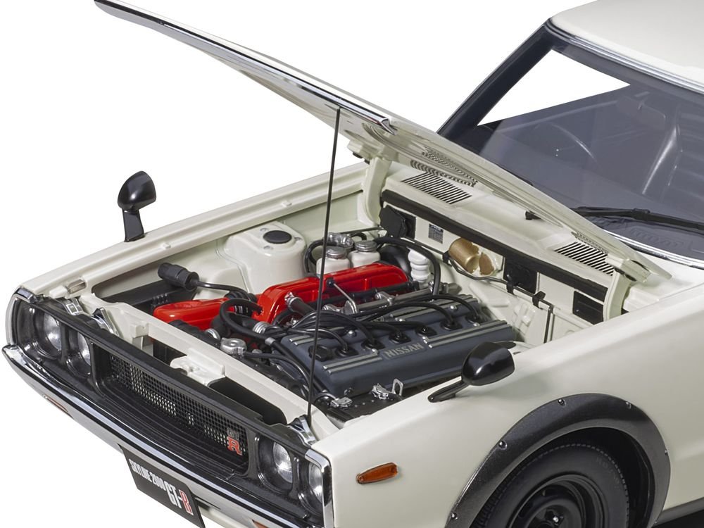 Nissan Skyline 2000GT-R (KPGC110) RHD (Right Hand Drive) White 1/18 Model Car by Autoart view 3