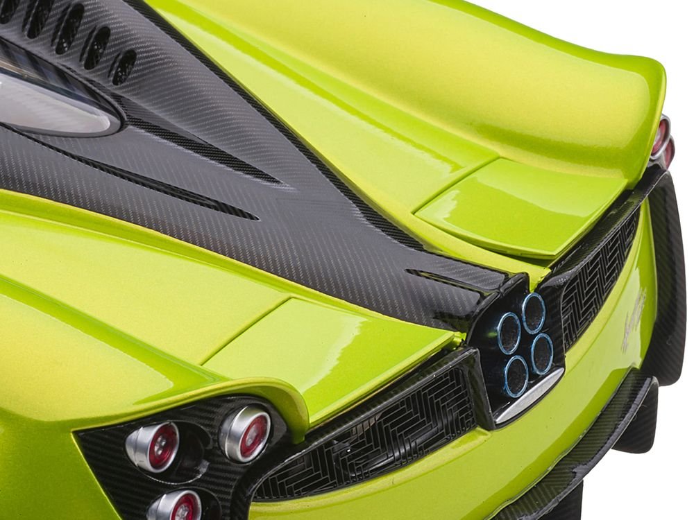 Pagani Huayra Roadster Verde Firenze Green Metallic and Carbon with Luggage Set 1/18 Model Car by Autoart view 4