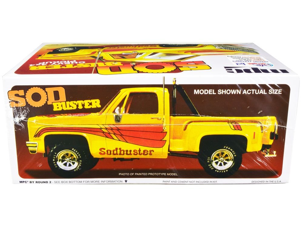 Skill 2 Model Kit 1981 Chevrolet 4x4 Stepside Pickup Truck "Sod Buster" 1/25 Scale Model by MPC view 2