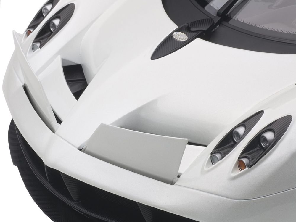 Pagani Huayra White 1/12 Model Car by Autoart view 2