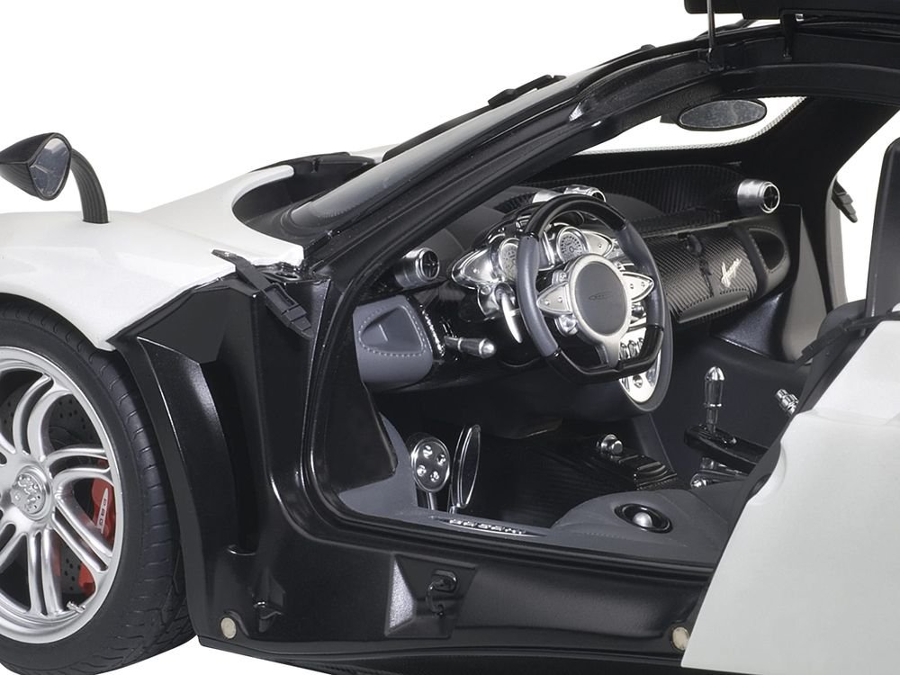 Pagani Huayra White 1/12 Model Car by Autoart view 3