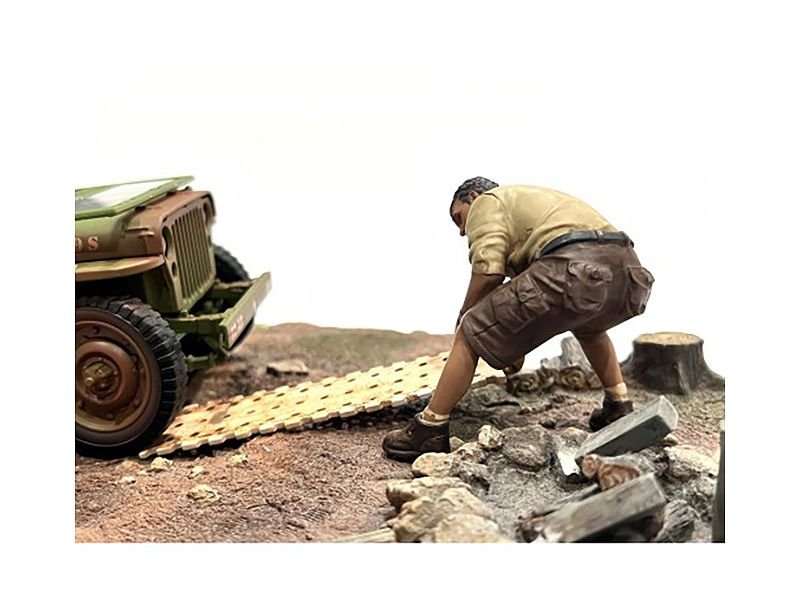 "4X4 Mechanic" Figure 2 with Board Accessory for 1/18 Scale Models by American Diorama view 2