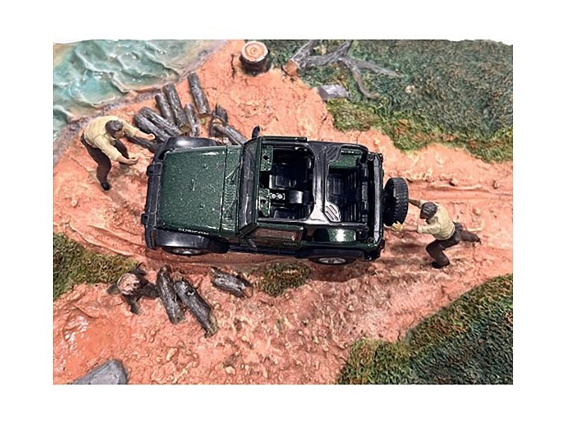 "4X4 Mechanics" 2 Piece Diecast Figure Set 3 for 1/43 Scale Models by American Diorama view 3