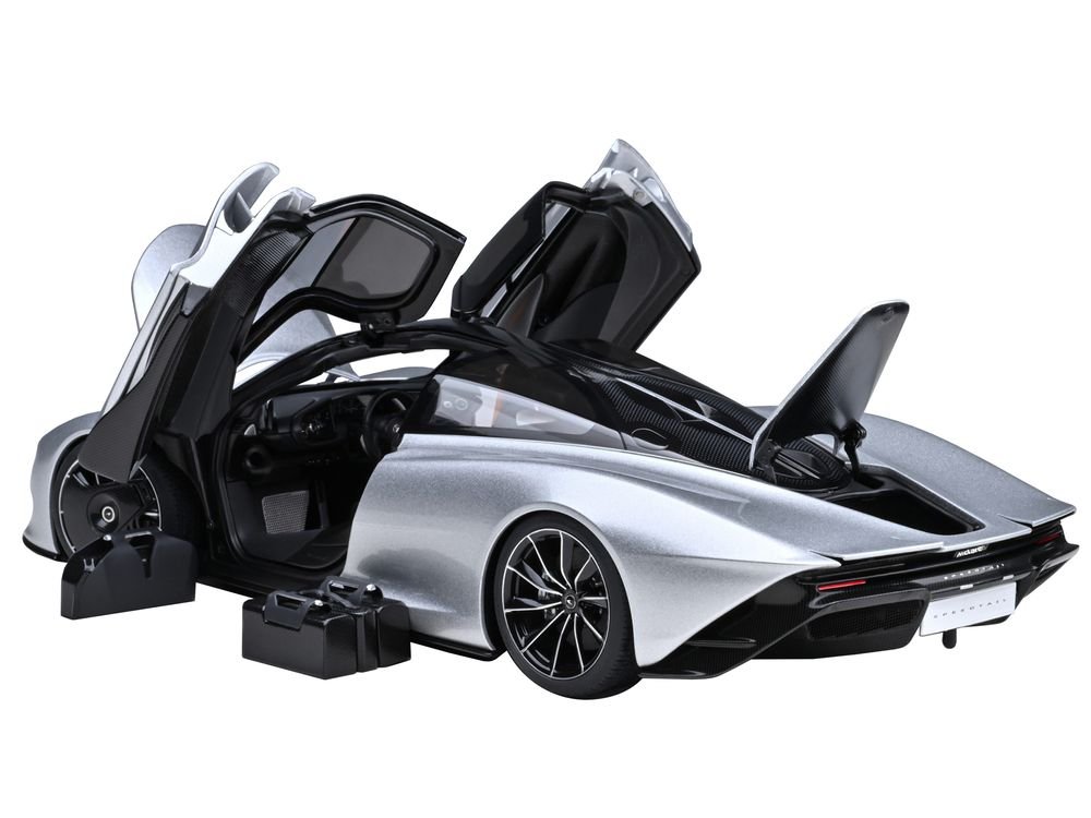 McLaren Speedtail Supernova Silver Metallic with Black Top and Suitcase Accessories 1/18 Model Car by Autoart view 2