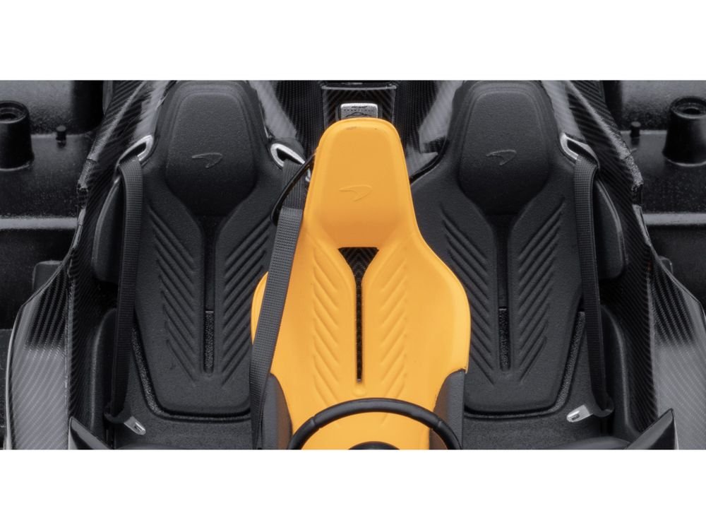 McLaren Speedtail Supernova Silver Metallic with Black Top and Suitcase Accessories 1/18 Model Car by Autoart view 3