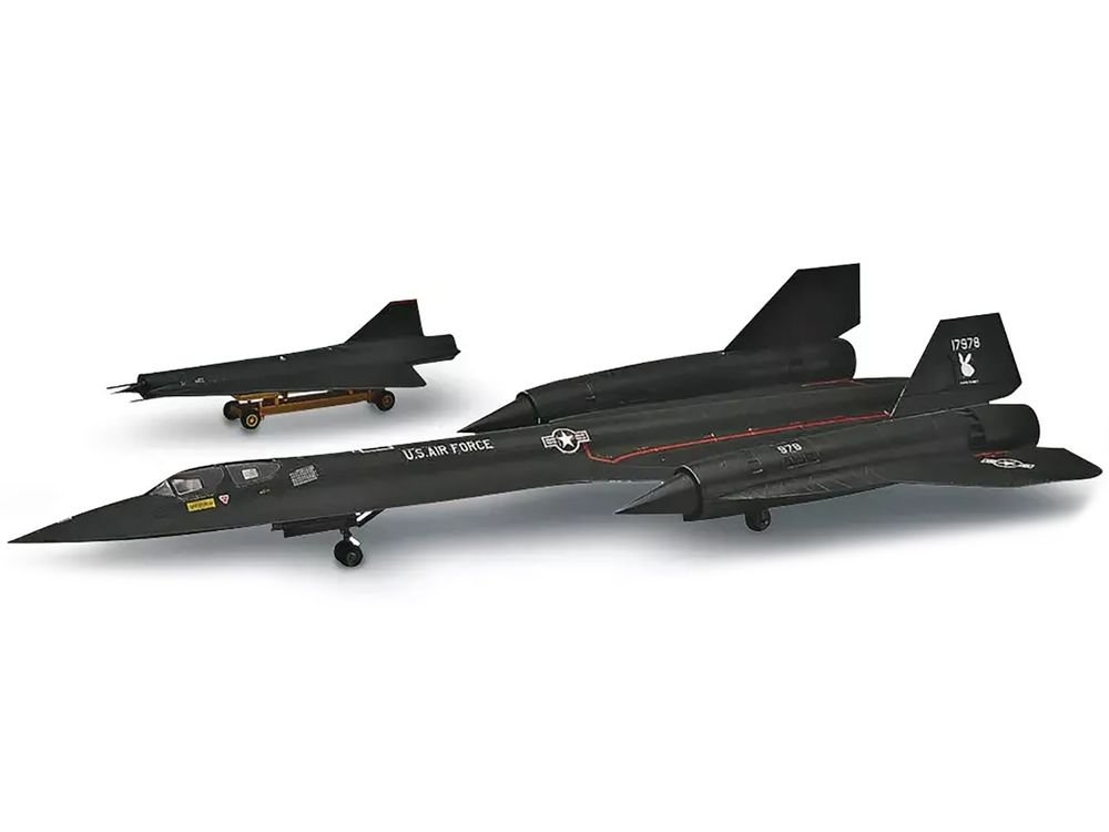 Level 4 Model Kit Lockheed SR-71 Blackbird Reconnaissance Aircraft 1/72 Scale Model by Revell view 2