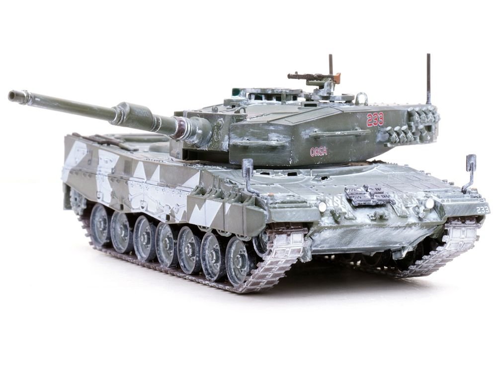 Leopard 2A4 Main Battle Tank with Snorkel "Winter Camouflage" Norwegian Army "Armor Premium" Series 1/72 Diecast Model by Panzerkampf view 2