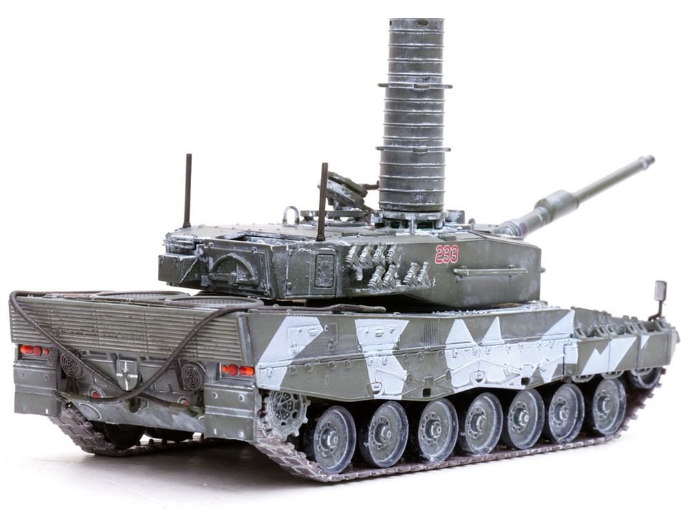 Leopard 2A4 Main Battle Tank with Snorkel "Winter Camouflage" Norwegian Army "Armor Premium" Series 1/72 Diecast Model by Panzerkampf view 4