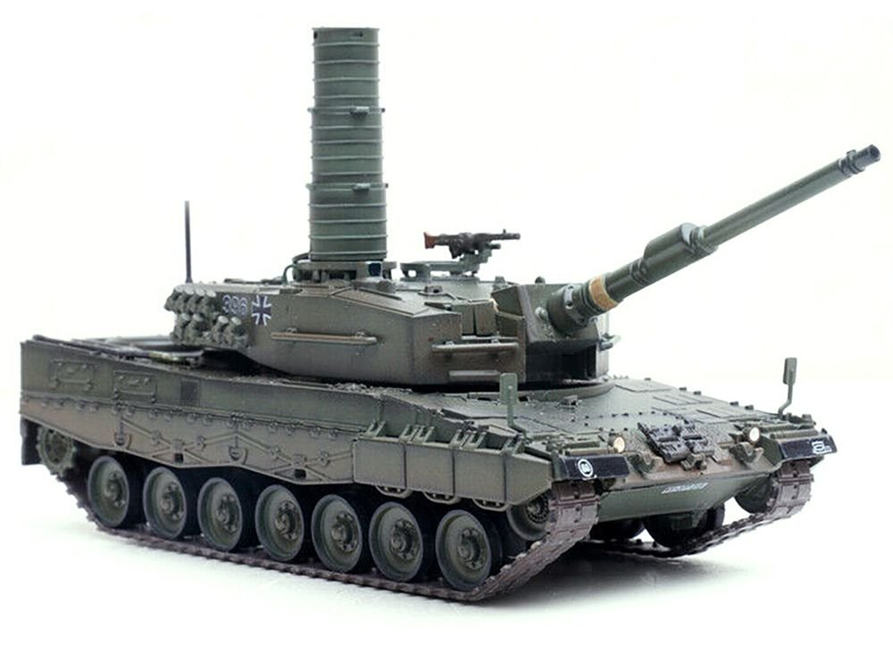 Leopard 2A4 Main Battle Tank with Snorkel "Green Camouflage" German Army "Armor Premium" Series 1/72 Diecast Model by Panzerkampf view 3