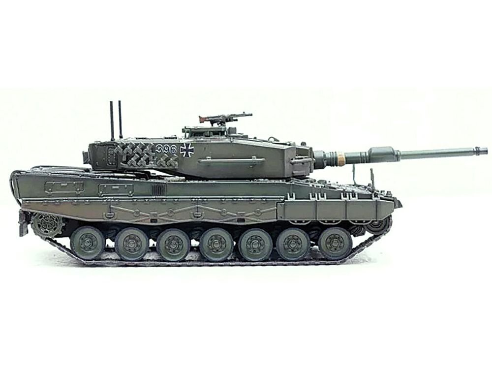 Leopard 2A4 Main Battle Tank with Snorkel "Green Camouflage" German Army "Armor Premium" Series 1/72 Diecast Model by Panzerkampf view 4
