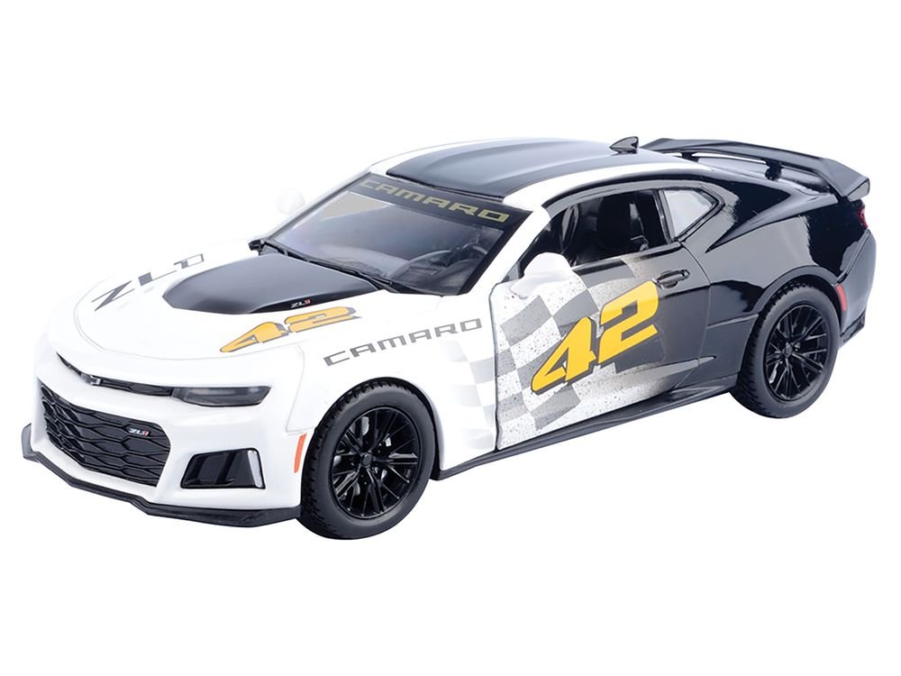 2017 Chevrolet Camaro ZL1 #42 Black and White "GT Racing" Series 1/24 Diecast Model Car by Motormax view 2