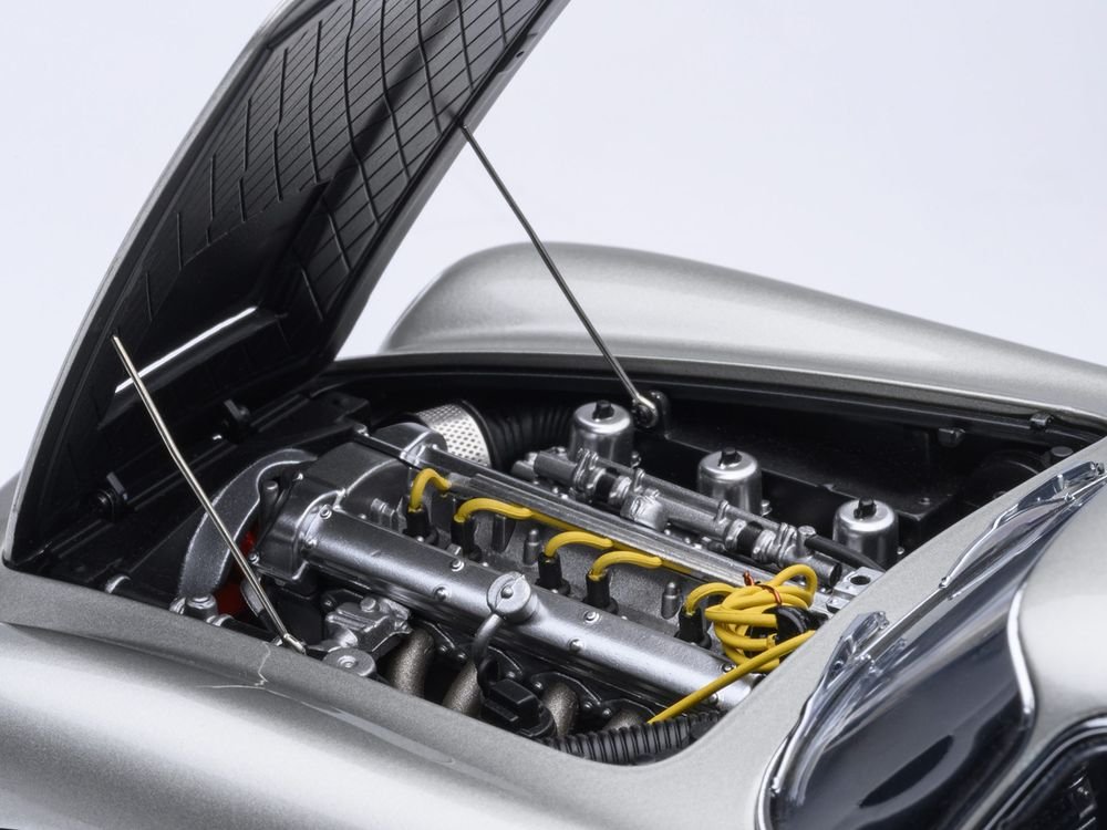 Aston Martin DB5 RHD (Right Hand Drive) Birch Silver 1/18 Model Car by Autoart view 3