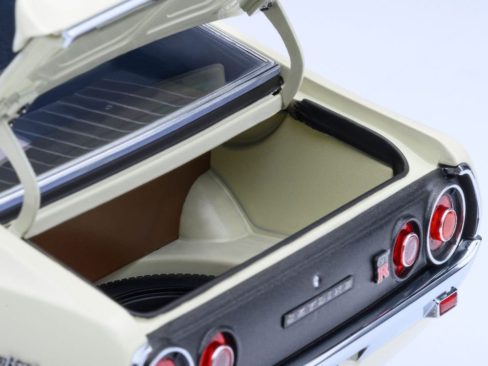 Nissan Skyline 2000GT-R (KPGC110) Tuned Version RHD (Right Hand Drive) White 1/18 Model Car by Autoart view 5