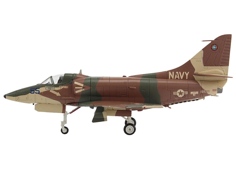 Douglas A-4E Skyhawk Aircraft "Aggressor 151095" (1985/6) United States Navy "Air Power Series" 1/72 Diecast Model by Hobby Master view 2
