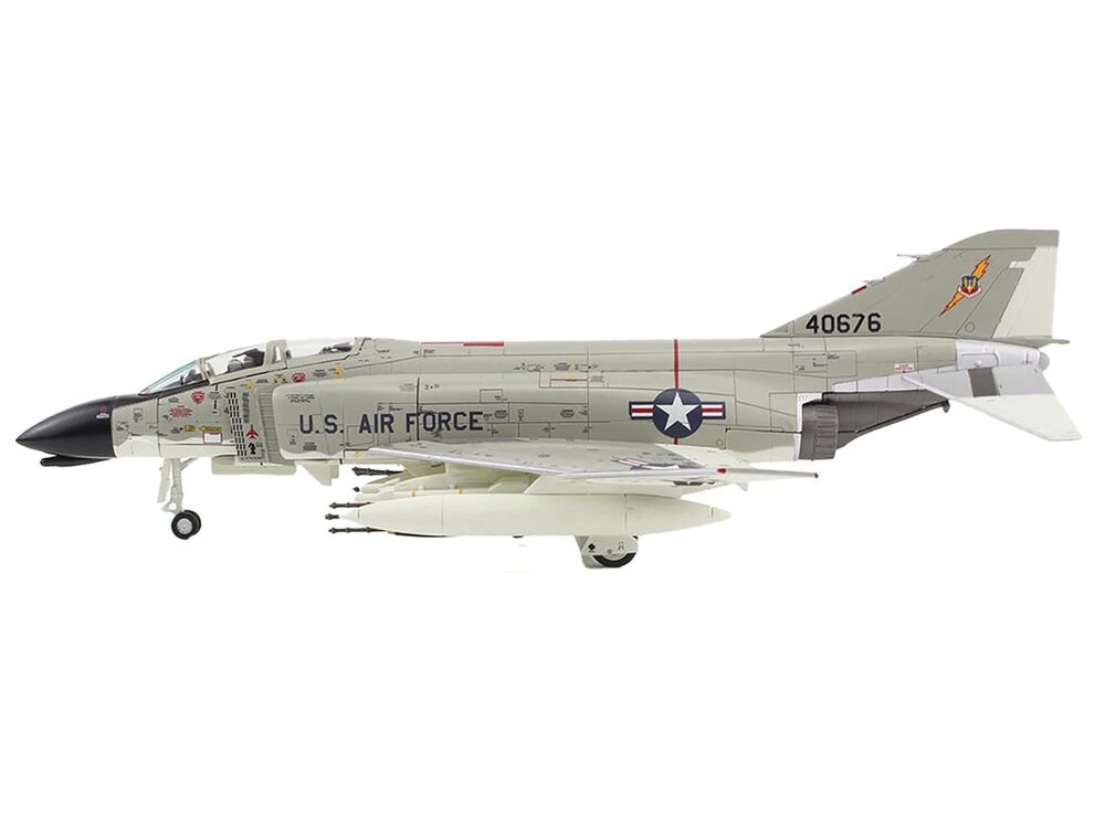 McDonnell Douglas F-4C Phantom II Fighter-Bomber Aircraft "45th TFS Ubon Thailand" (1965) United States Air Force "Air Power Series" 1/72 Diecast Model by Hobby Master view 3