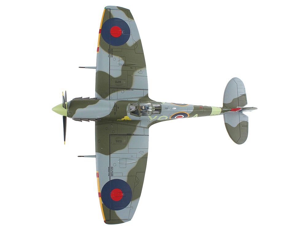 Supermarine Spitfire Mk Vb Fighter Aircraft "EN921 Flying Officer Jack Sheppard No. 401 Squadron" (1943) Royal Canadian Air Force "Air Power Series" 1/48 Diecast Model by Hobby Master view 3