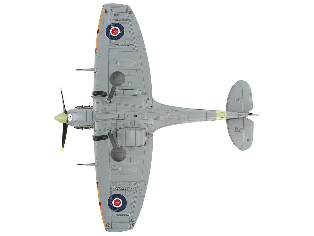 Supermarine Spitfire Mk Vb Fighter Aircraft "EN921 Flying Officer Jack Sheppard No. 401 Squadron" (1943) Royal Canadian Air Force "Air Power Series" 1/48 Diecast Model by Hobby Master view 4