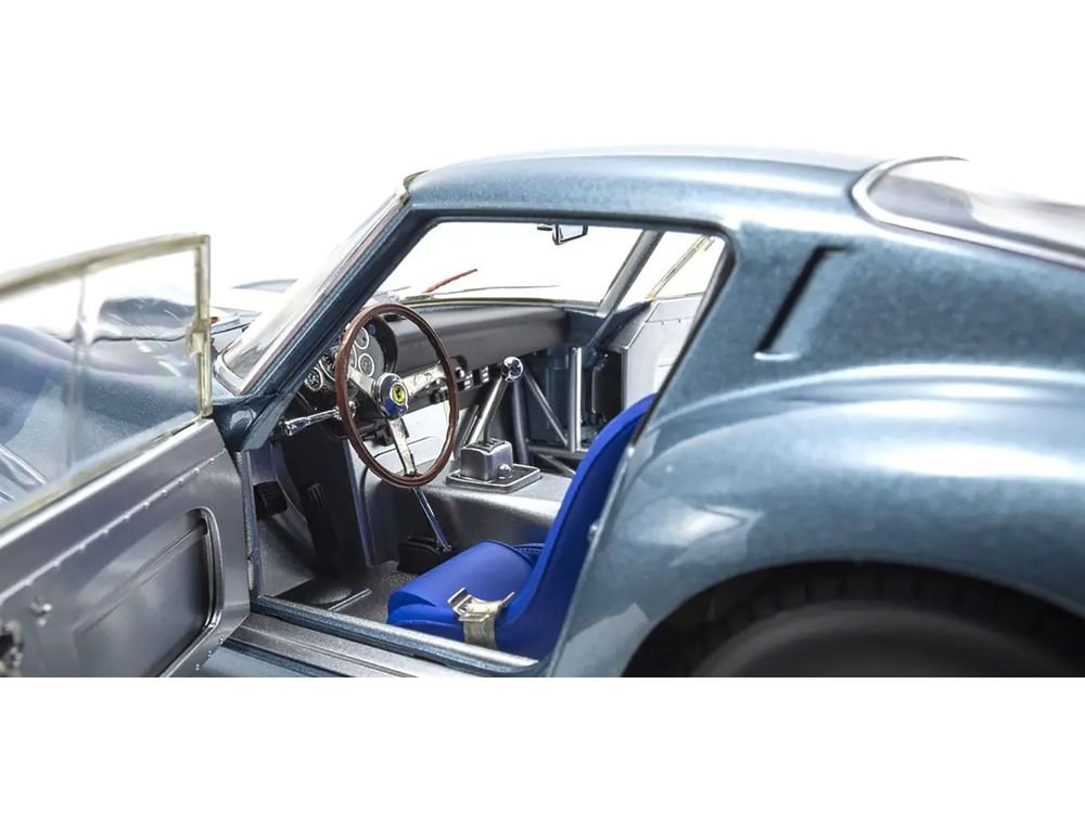 Ferrari 250 GTO #24 Phil Hill - Olivier Gendebien 2nd Place "Sebring 12 Hours" (1962) 1/18 Diecast Model Car by Kyosho view 4