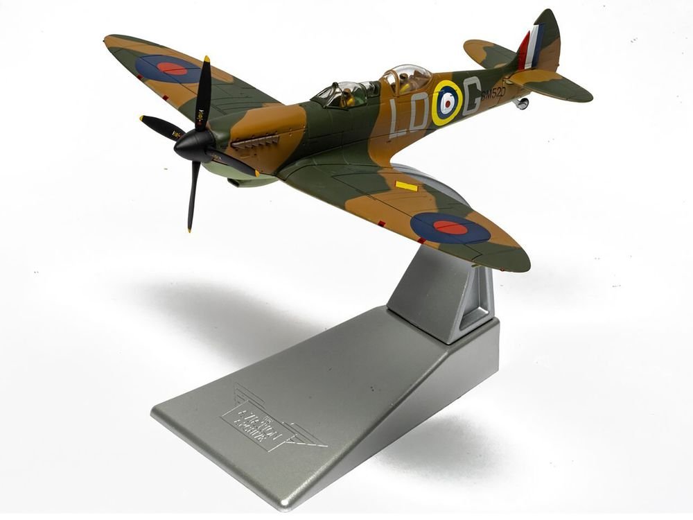 Supermarine Spitfire T.9 Aircraft "SM520 Spitfires.com Goodwood Aerodrome" British Royal Air Force "The Aviation Archive" Series 1/72 Diecast Model by Corgi view 5