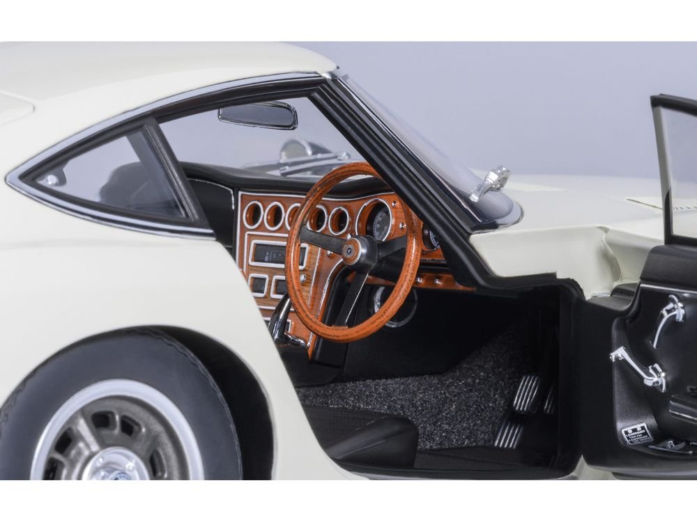 1967 Toyota 2000GT RHD (Right Hand Drive) White 1/18 Model Car by Autoart view 4