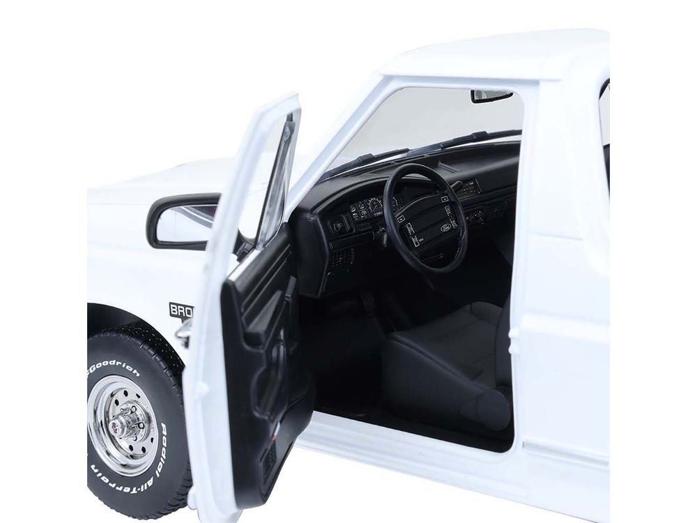 1993 Ford Bronco XLT Oxford White "Artisan Collection" 1/18 Diecast Model Car by Greenlight view 2