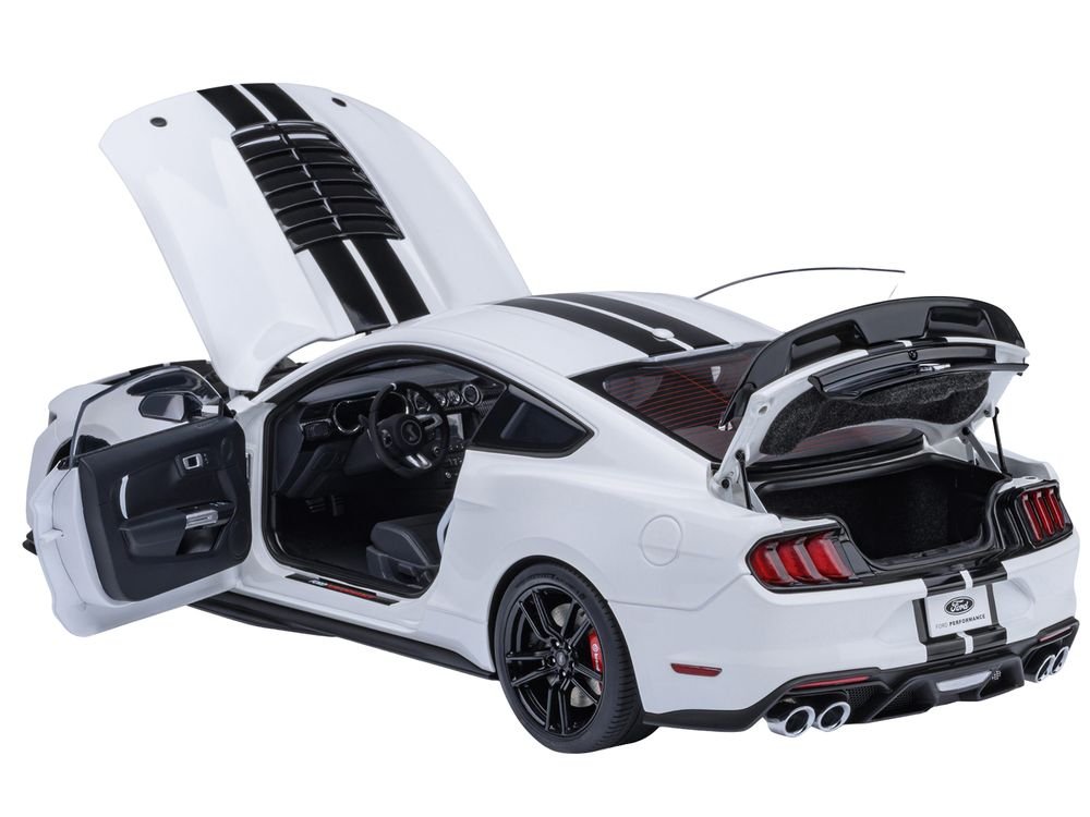 Ford Mustang Shelby GT500 Oxford White with Black Stripes 1/18 Model Car by Autoart view 2