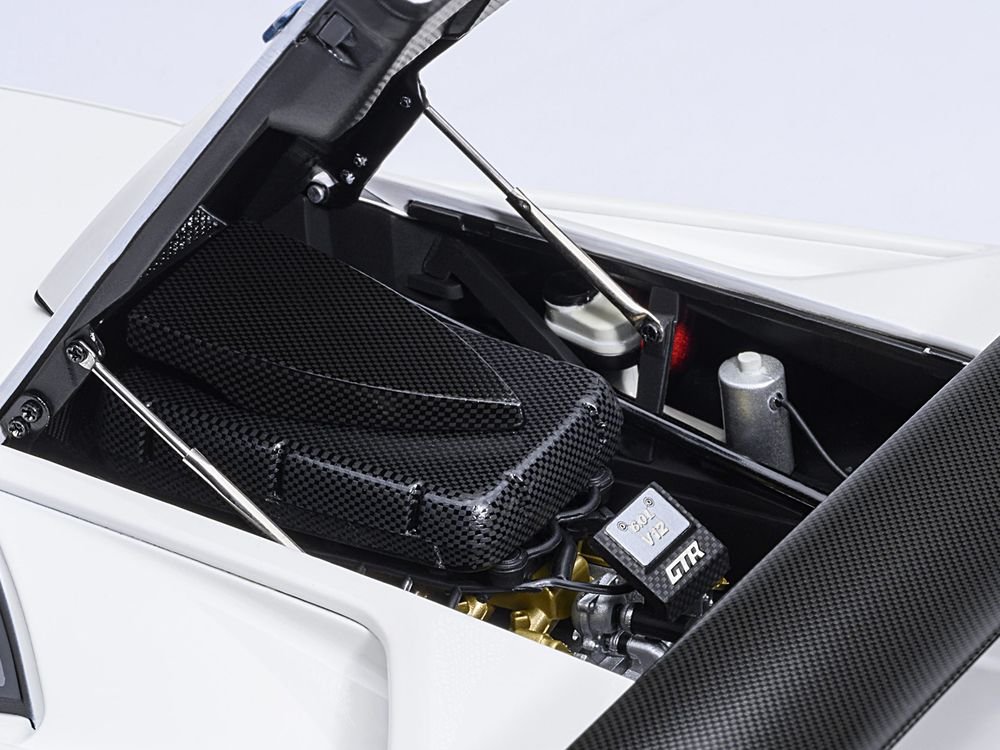 Lamborghini Diablo GTR Impact White 1/18 Model Car by Autoart view 5