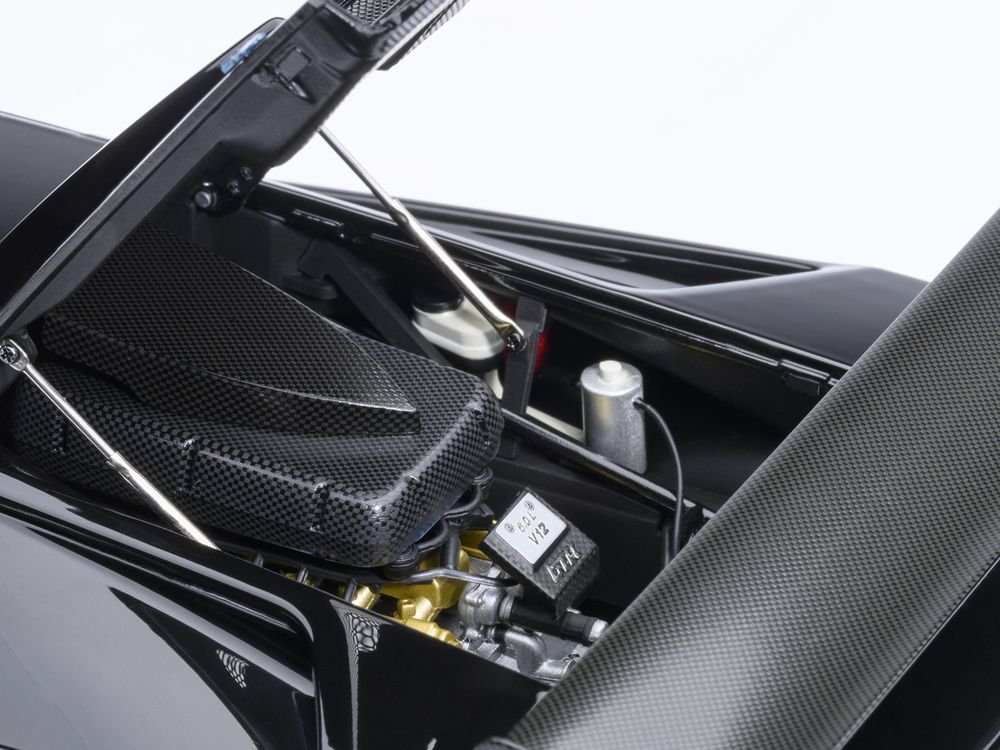 Lamborghini Diablo GTR Deep Black 1/18 Model Car by Autoart view 5