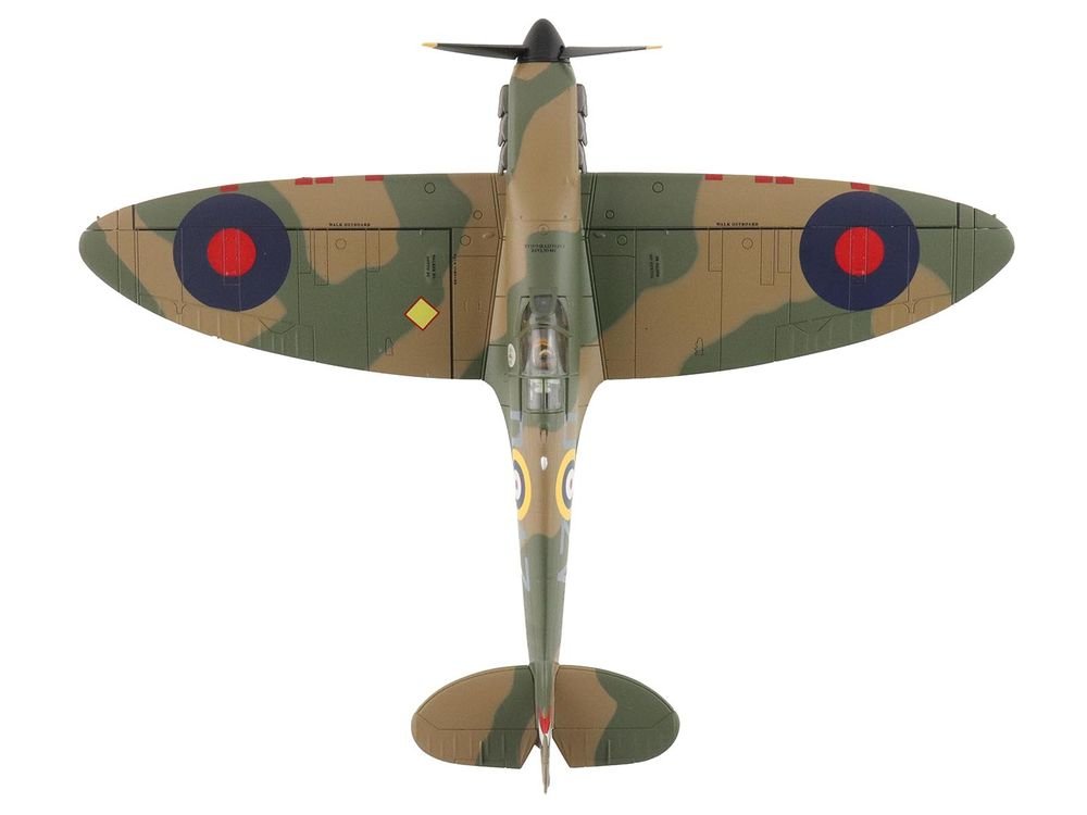 Supermarine Spitfire Mk.1a Fighter Aircraft "X4009 Flight Lieutenant P.C. Hughes" (1940) British Royal Air Force "Air Power Series" 1/48 Diecast Model by Hobby Master view 3