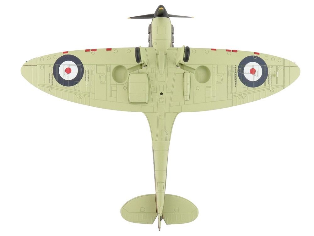 Supermarine Spitfire Mk.1a Fighter Aircraft "X4009 Flight Lieutenant P.C. Hughes" (1940) British Royal Air Force "Air Power Series" 1/48 Diecast Model by Hobby Master view 4