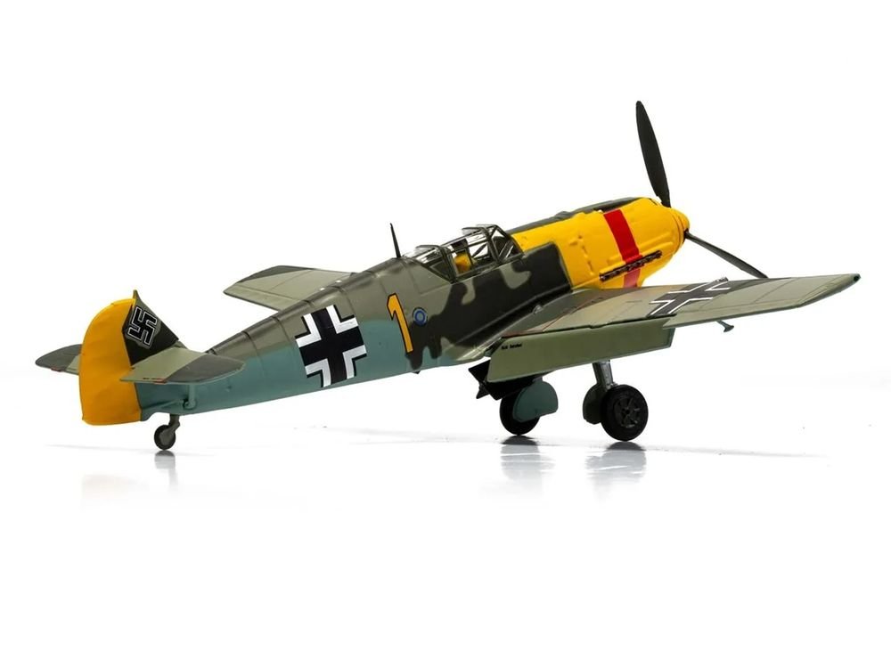 Messerschmitt Bf 109E-4/B Jabo Fighter-Bomber Aircraft "Oberleutnant Walter Rupp 3./JG53 RAF Manston Battle of Britain" (1940) German Luftwaffe "The Aviation Archive" Series 1/72 Diecast Model by Corgi view 2
