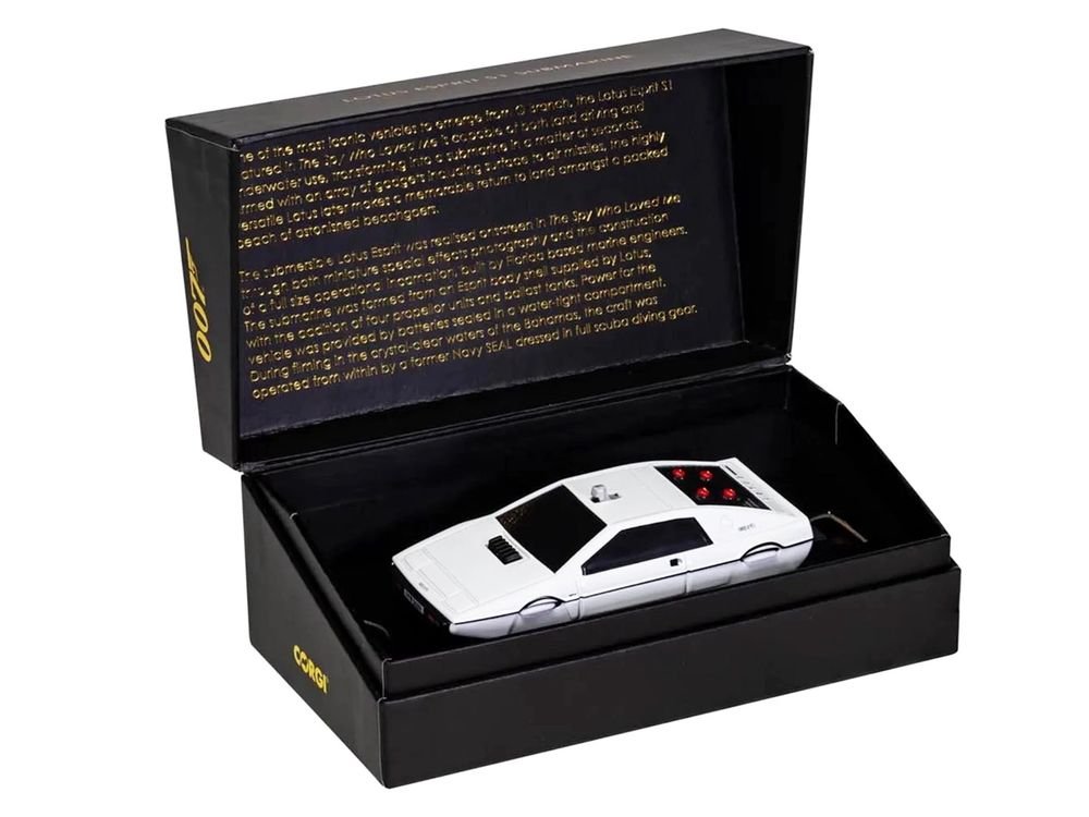 Lotus Esprit S1 Submarine White James Bond 007 "The Spy Who Loved Me" (1977) Movie Diecast Model Car by Corgi view 3