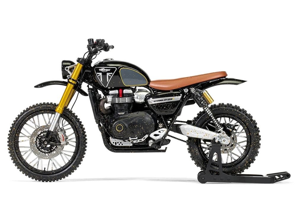 Triumph Scrambler 1200 XE Motorcycle Black (Dirty Version) James Bond 007 "No Time to Die" (2021) Movie Diecast Model Car by Corgi view 2