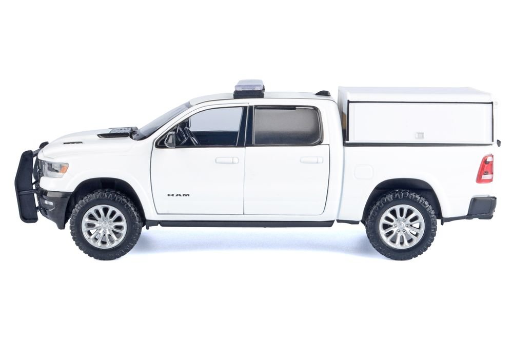 2019 RAM 1500 Laramie Crew Cab Pickup Truck with Truck Bed Camper White "Custom Builder's Kit" Series 1/24-1/27 Diecast Model Car by Motormax view 2