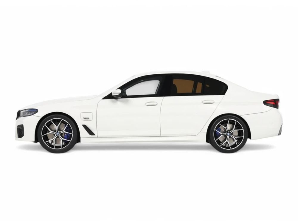 2023 BMW 545e xDrive M Sport Alpine White 1/18 Model Car by GT Spirit view 4