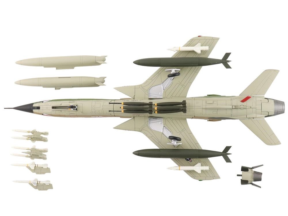 Republic F-105F Thunderchief Fighter-Bomber Aircraft "63-8299 Peach 91 128th Tactical Fighter Squadron Georgia ANG Dobbins Air Reserve Base" United States Air Force "Air Power Series" 1/72 Diecast Model by Hobby Master view 4
