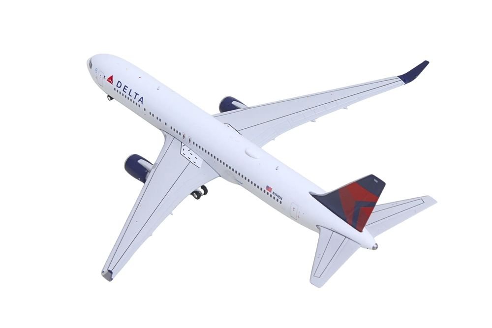 Boeing 767-300ER Commercial Aircraft "Delta Air Lines" (N199DN) White with Red and Blue Tail 1/400 Diecast Model by GeminiJets view 4