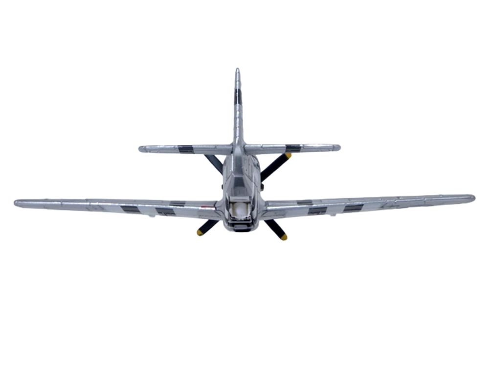North American P-51D Mustang Fighter Aircraft "Captain Donald Emerson 336th Fighter Squadron 4th Fighter Group 8th AF Debden England" (1944) United States Army Air Forces "Oxford Aviation" Series 1/72 Diecast Model Airplane by Oxford Diecast view 5