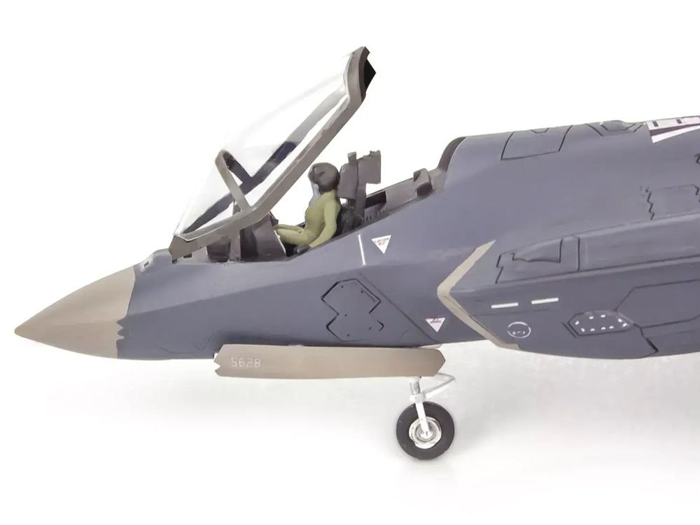 Level 4 Model Kit Lockheed Martin F-35A Lightning II Aircraft 1/72 Scale Model by Revell view 2