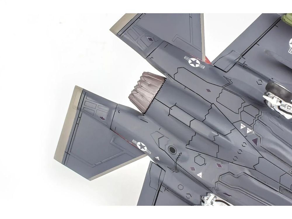 Level 4 Model Kit Lockheed Martin F-35A Lightning II Aircraft 1/72 Scale Model by Revell view 3
