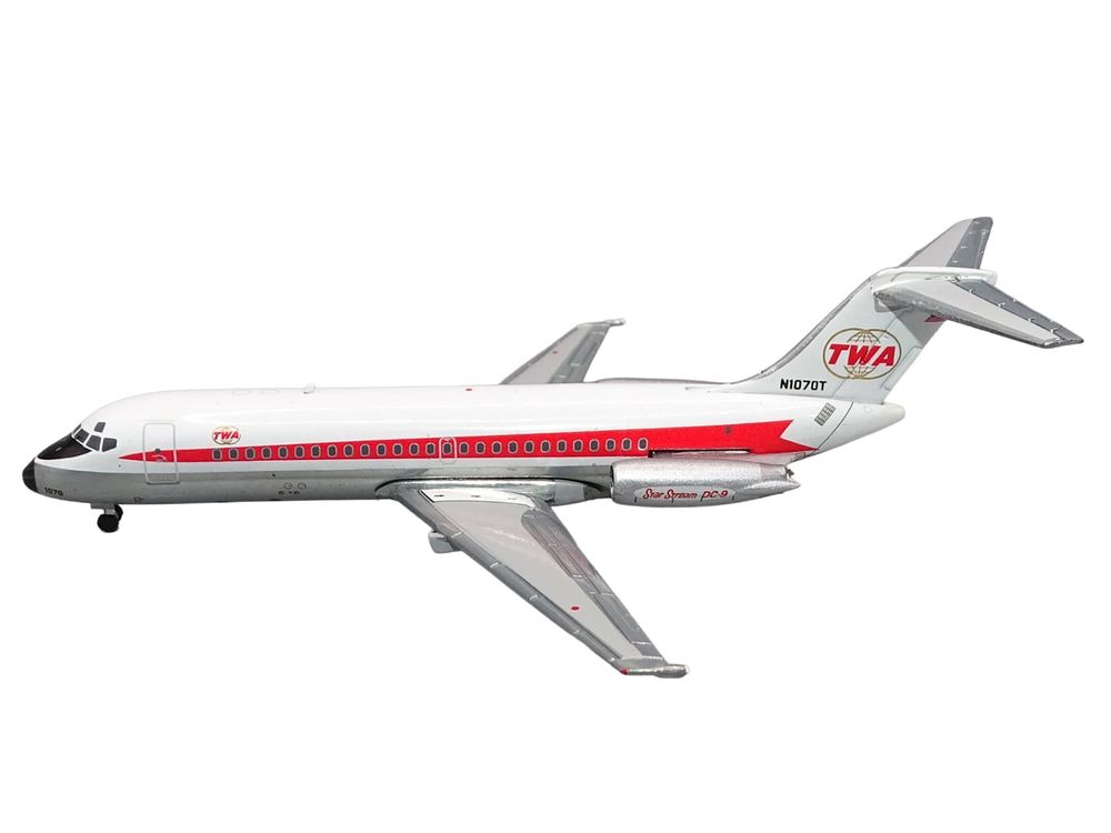 McDonnell Douglas DC-9-15 Commercial Aircraft "Trans World Airlines" (N1070T) White with Red Stripes 1/400 Diecast Model by V1:400 view 3