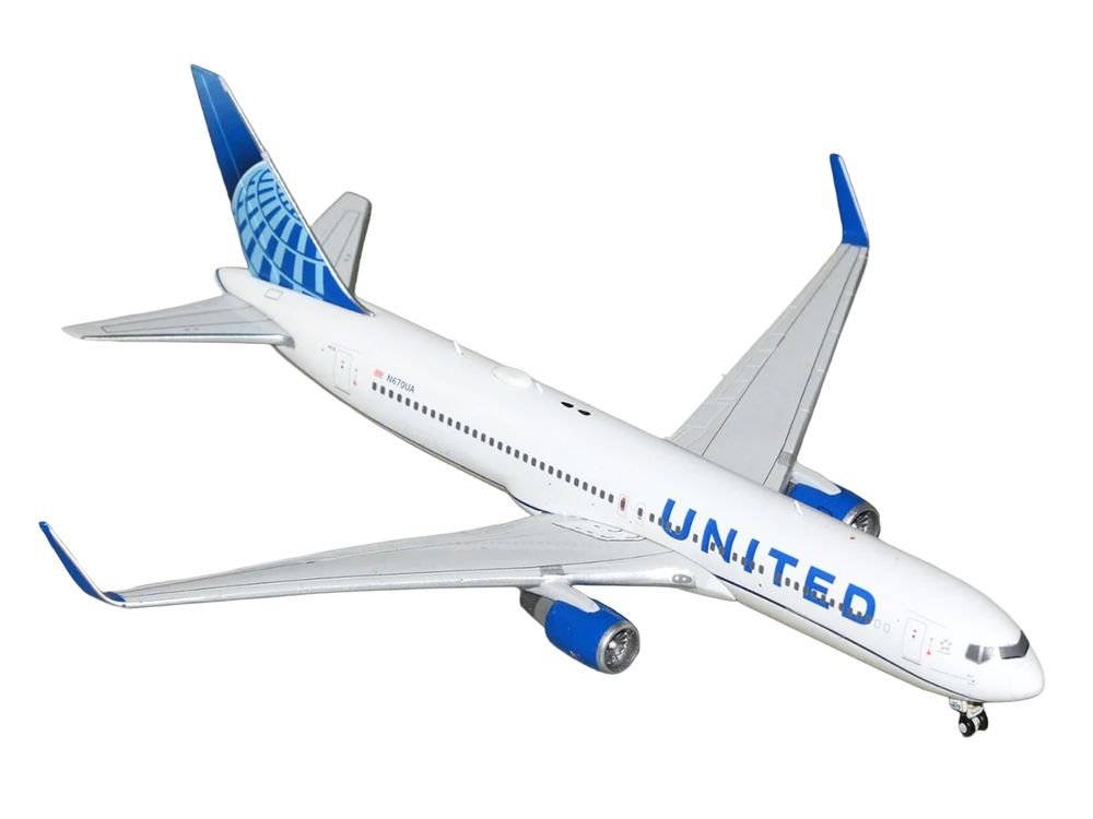 Boeing 767-300ER Commercial Aircraft "United Airlines" (N670UA) White with Blue Tail 1/400 Diecast Model Airplane by GeminiJets view 2