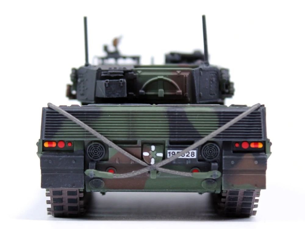 Leopard 2A4 Main Battle Tank "2nd Cavalry Armoured Brigade Turkey-Syria Border" (2016) Turkish Army "Armor Premium" Series 1/72 Diecast Model by Panzerkampf view 4