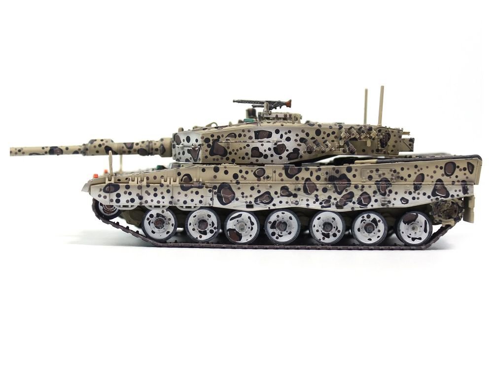 Leopard 2A4 Main Battle Tank "Jaguar Scheme" Austrian Army "Armor Premium" Series 1/72 Diecast Model by Panzerkampf view 2