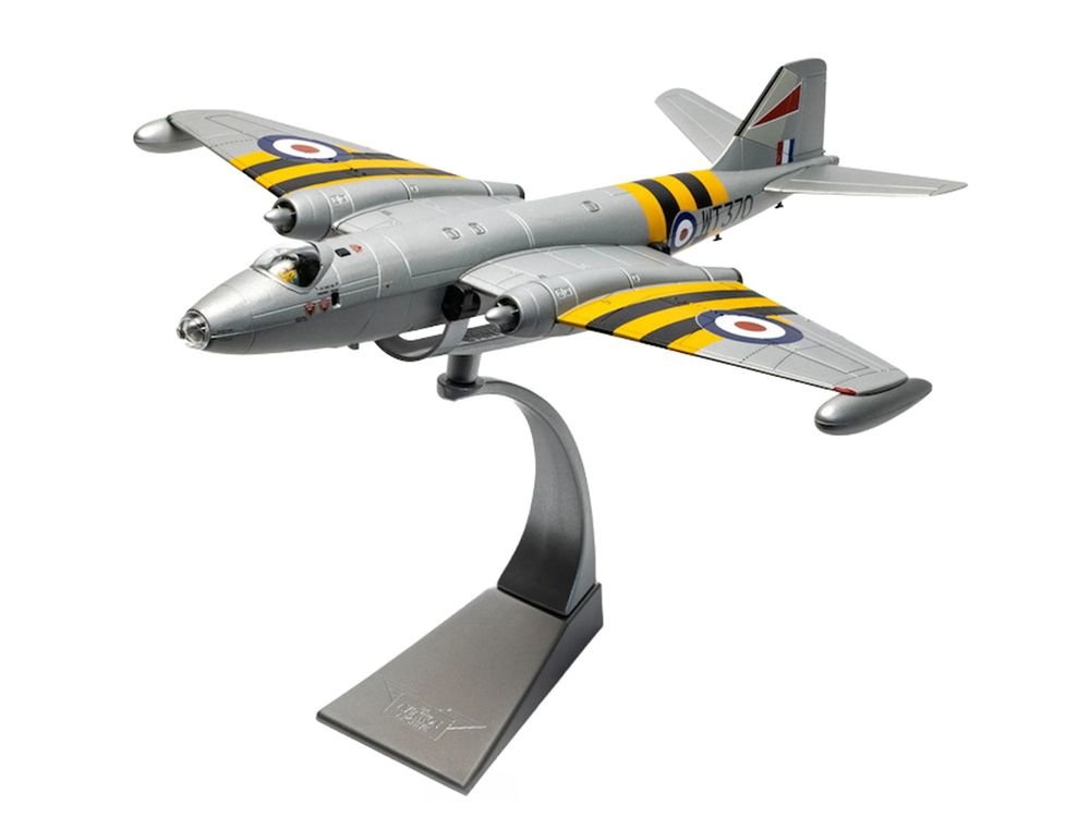 English Electric Canberra B.6 Aircraft "WT370 Wg. Cdr. Paul Mallorie No.139 Squadron Operation Musketeer" (1956) Royal Air Force "The Aviation Archive" Series 1/72 Diecast Model Car by Corgi view 2