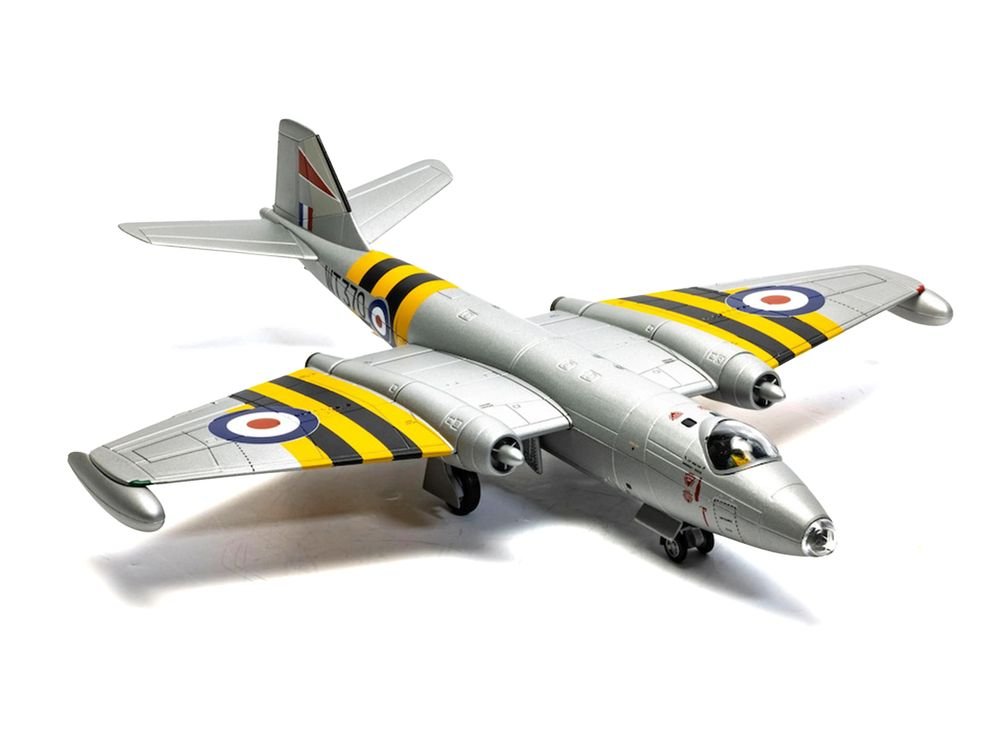 English Electric Canberra B.6 Aircraft "WT370 Wg. Cdr. Paul Mallorie No.139 Squadron Operation Musketeer" (1956) Royal Air Force "The Aviation Archive" Series 1/72 Diecast Model Car by Corgi view 3
