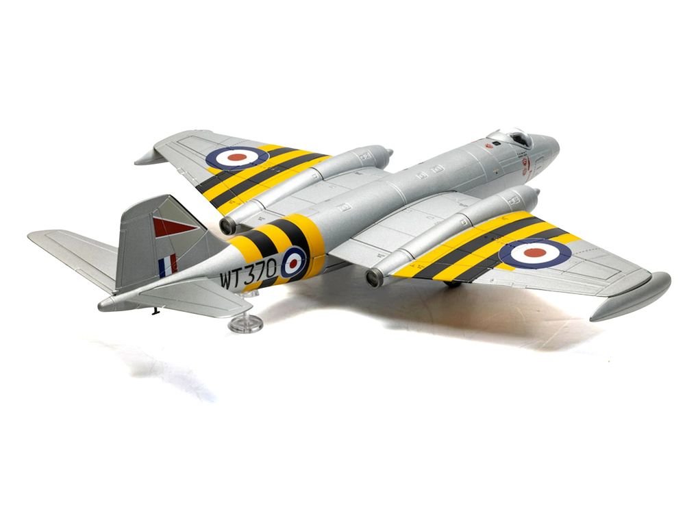 English Electric Canberra B.6 Aircraft "WT370 Wg. Cdr. Paul Mallorie No.139 Squadron Operation Musketeer" (1956) Royal Air Force "The Aviation Archive" Series 1/72 Diecast Model Car by Corgi view 4
